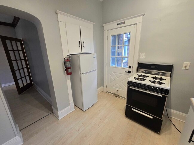 Photo - 1047 Main St E