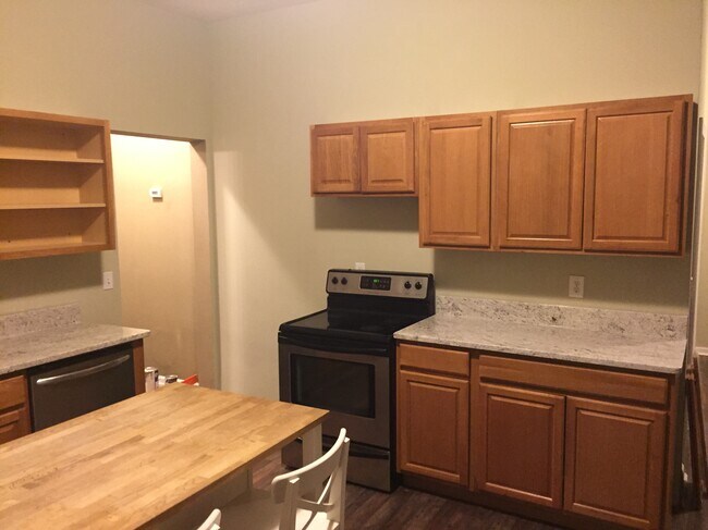 Building Photo - 2560 Dupont Avenue South Unit Apt 1