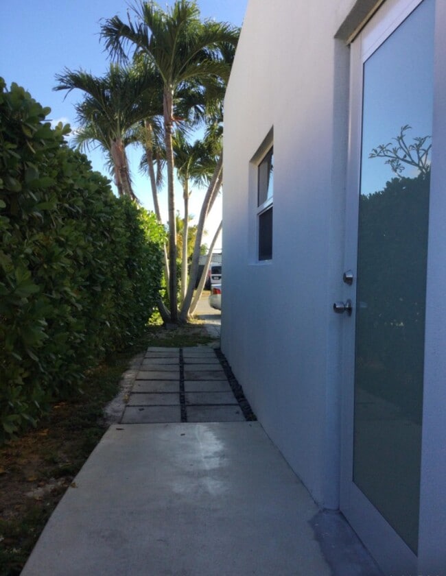 Building Photo - 10255 SW 34th St Unit 1