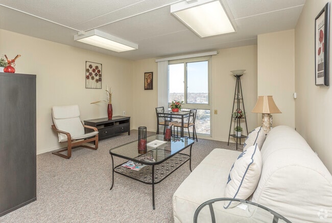 1BR, 1BA - Studio 430 SF
