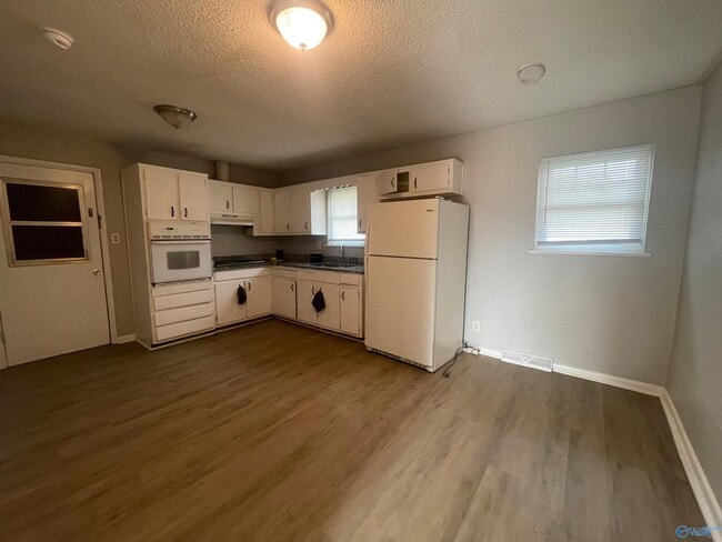 Photo - 606 Eastbrook Dr NW