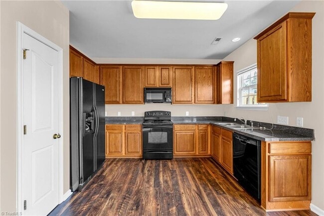 Photo - Beautiful 3 bedroom, 3 1/2 bathroom townhome in Tarrant Trace