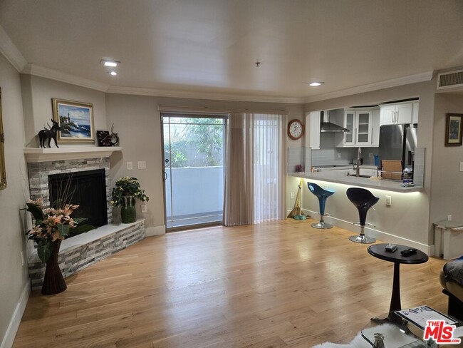 Photo - 4733 Elmwood Ave Unit 103