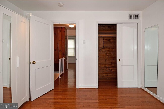 Photo - 915 Hughes Mews NW