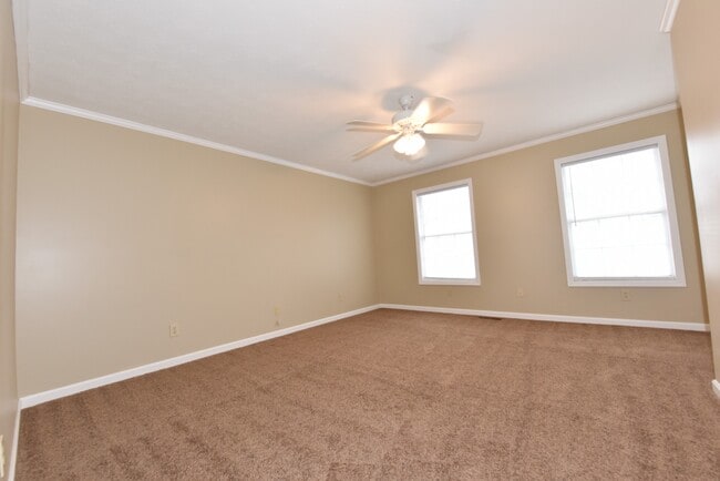 Photo - 1098 Chinook St