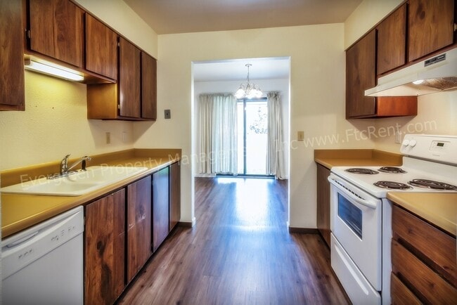 Photo - 904-906 Camelot Ct. Unit 904