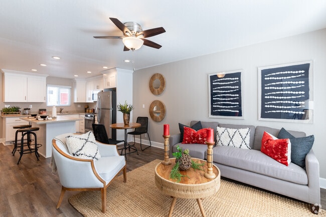 1BR, 1BA - 625SF Model - Living Room