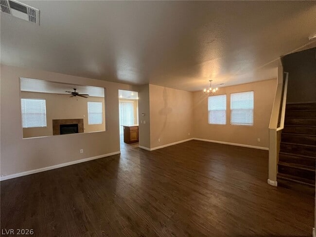 Photo - 933 Purdy Lodge St