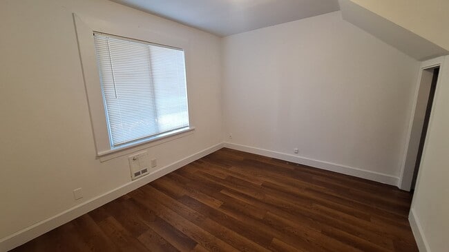Photo - 4 bed 1.5 bath home walking distance to Lo...