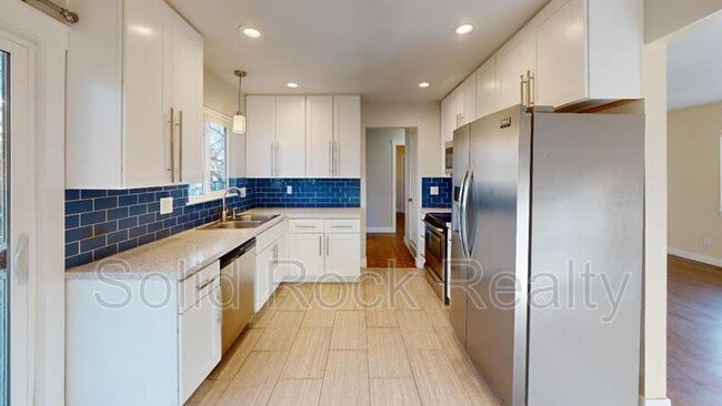 Photo - 736 Squire St