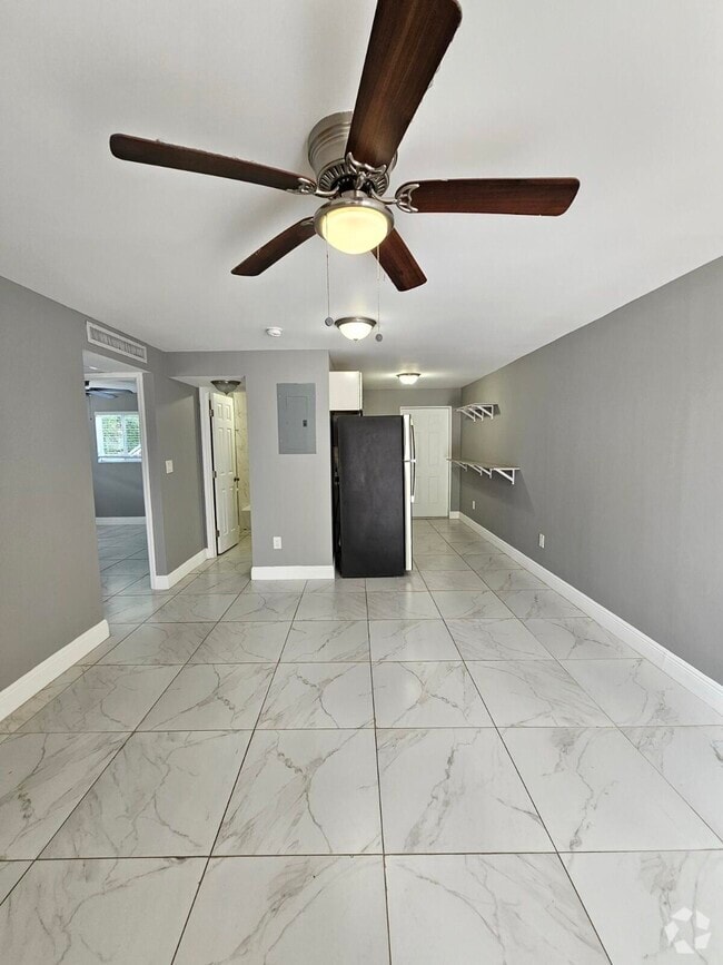 Building Photo - 933 W 7th St Rental