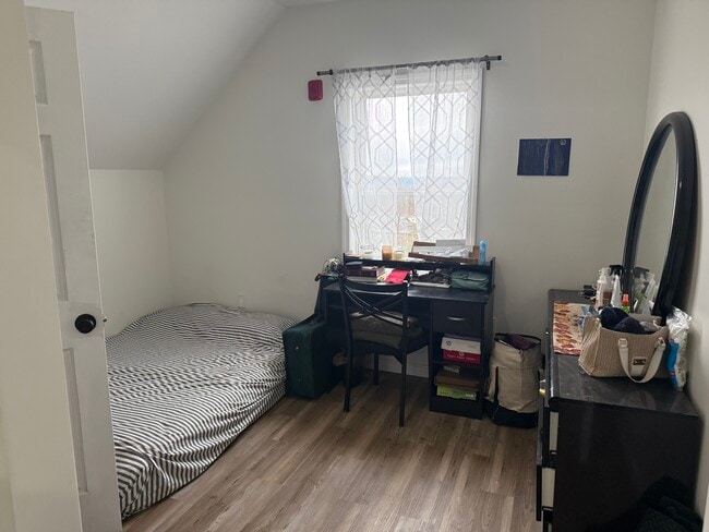 Room 1 - 20 Graham St Unit #4