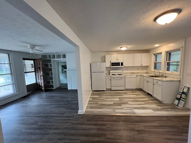 115 E Cottage Grove Ave