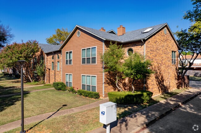 Garden Style Townhome Community - Norwood Place Apartments