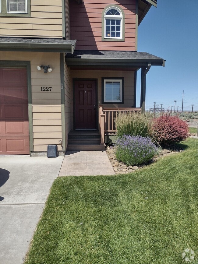 Building Photo - 1227 2nd Ave NE Rental