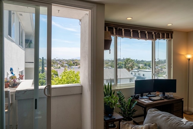 Building Photo - 1907 Robinson Ave Unit 306