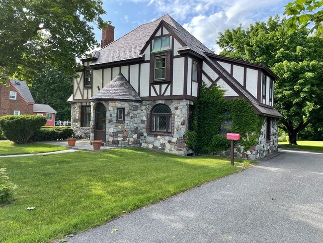 Building Photo - Lovely Tudor Home with convenient in town location