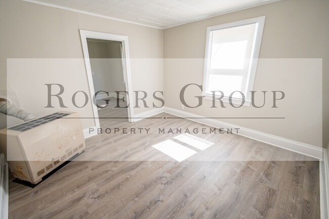 Photo - 725 John St