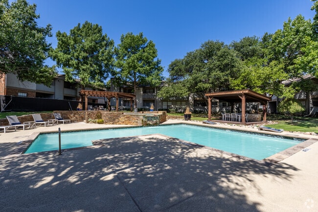 Piscina cristalina con jacuzzi