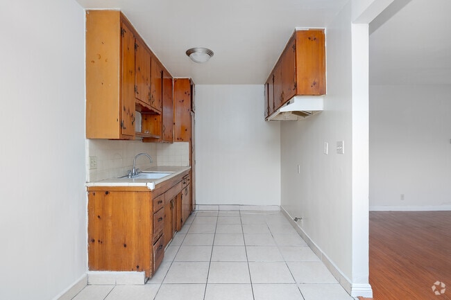 1BR, 1BA - 500SF - Kitchen