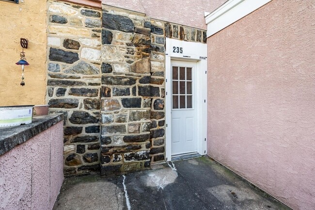 Photo - 235 W Chestnut St Unit 2