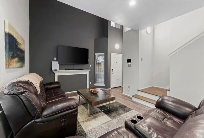 Building Photo - 1920 Augusta Dr Unit 30