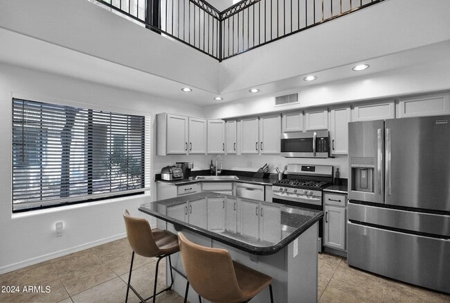 3432 E Lance Ln