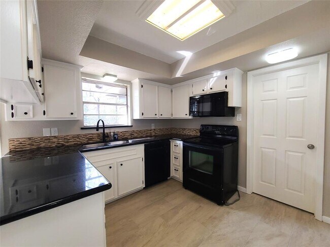 Photo - 1402 Rustling Oaks Dr House