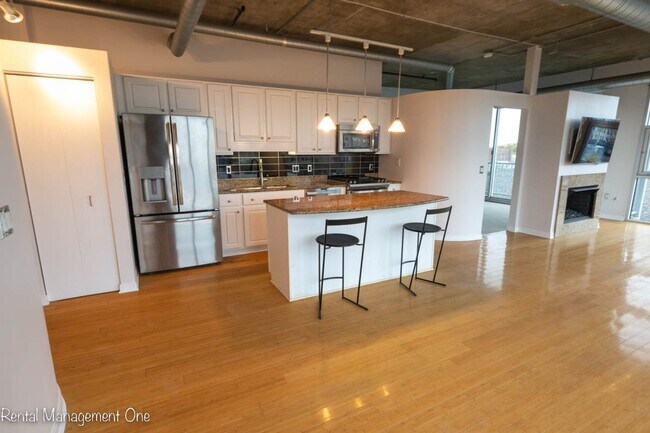 Photo - Downtown ROYAL OAK LIVING - 2 bed/2 bath - A CORNER WITH A VIEW! Unidad 507