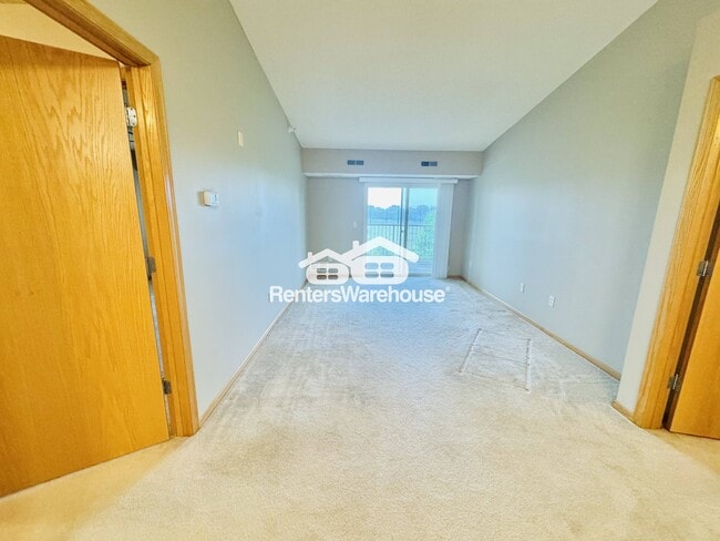 Building Photo - 1590 Parkwood Dr Unit 312