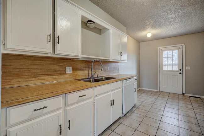 Photo - 628 N Robin Way