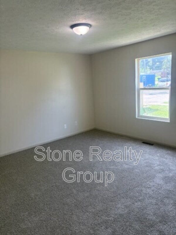 Photo - 689 N 25th St