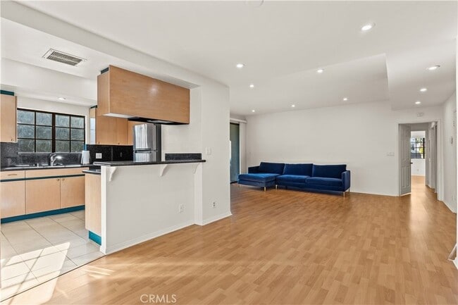 Photo - 4430 Noble Ave Unit 208