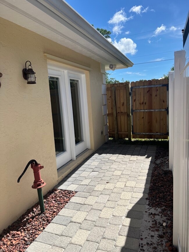 Front Door - 8390 SE Camellia Dr Unit 8390