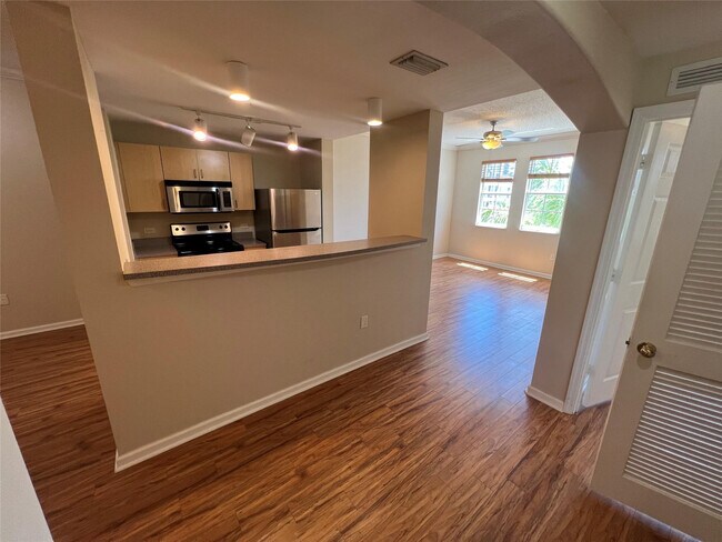 Photo - 533 NE 3rd Ave Unidad 508