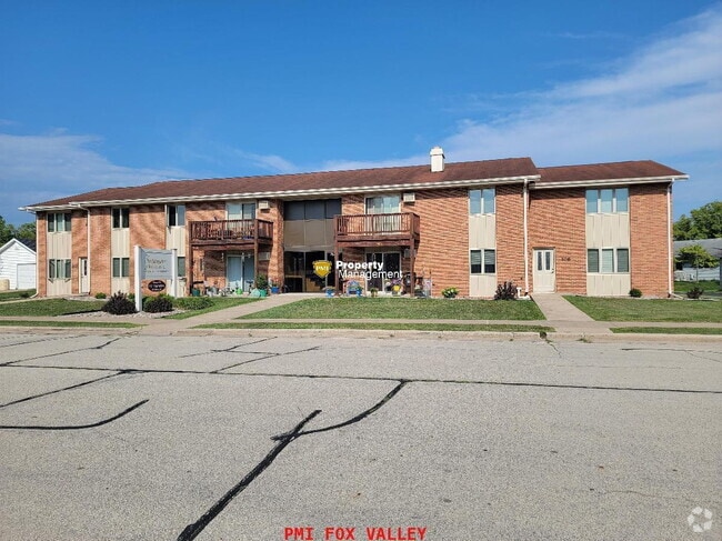 Building Photo - Spacious 2-Bedroom Townhouse w/ Water Incl... Unit 102 Sycamore Dr