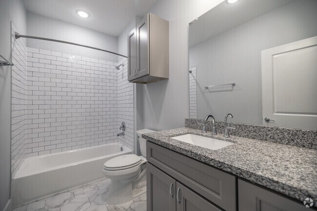 2BR, 2BA - 982SF - Primary Bathroom