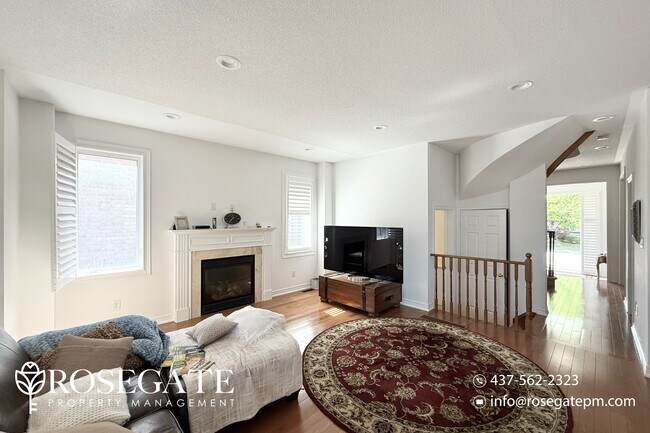 Photo - Stunning Renovated 4-Bedroom + Den Detache...