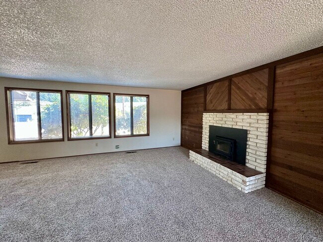 Photo - 970 S 55th Pl