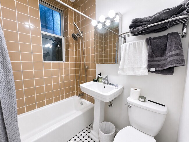 Photo - 677.5 W Wrightwood Ave Unit GDN