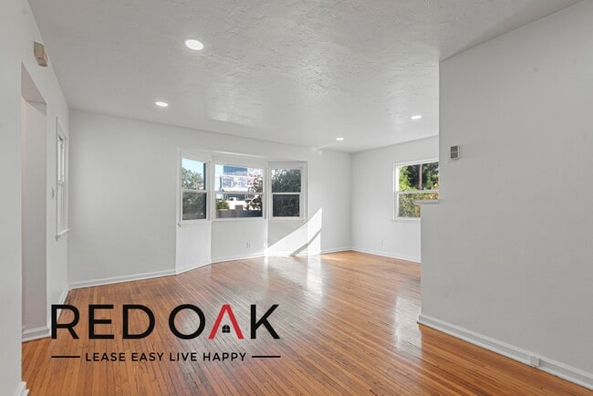 Building Photo - 1115 N Doheny Dr