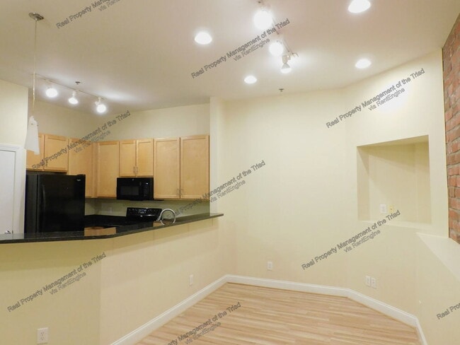 Photo - 220 W Market St Unidad 105