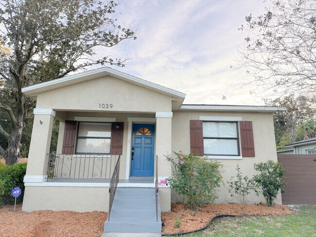 Front - 1039 E Robson St