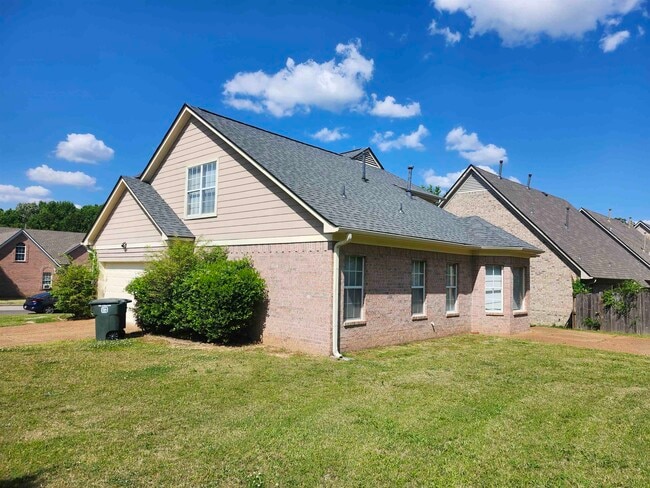 Photo - 6667 Einat Cove