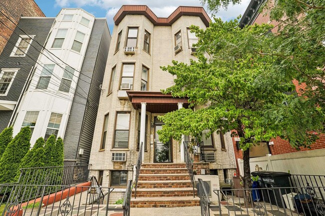Building Photo - 82 Manhattan Ave Unit 6