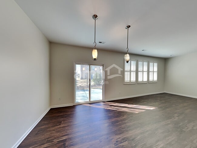 Photo - 1009 Skillbeck Rd