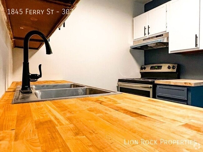 Building Photo - 1845 Ferry St Unit 302 Rental