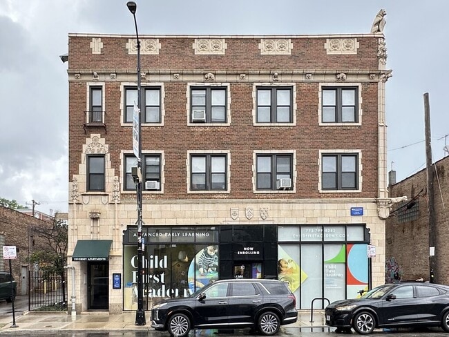 Building Photo - 852 W Diversey Pkwy