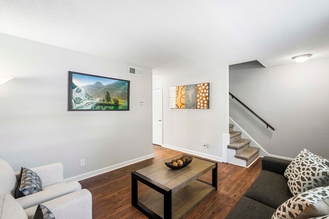 Sala de estar - Booker Creek - Students save up to 10%!