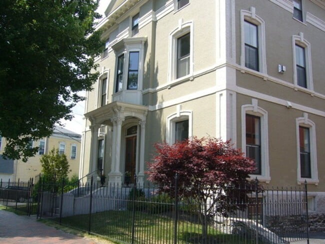 Building Photo - Beautiful 1 Bedroom In One Of Portlands Most Historic Buildings